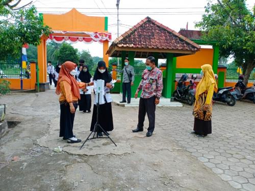 Hari Kedua Pembelajaran Tatap Muka, MTsN 1 Musi Banyuasin Tetap Patuhi Protokol Kesehatan (Prokes)