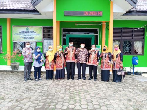 Kabid Penmad Kanwil Prov. Sumsel beserta Kasi Penmad Kab. Muba melakukan sesi foto bersama dengan Kepala-Kepala Madrasah saat melakukan kunjungan ke MTsN 1 Musi Banyuain